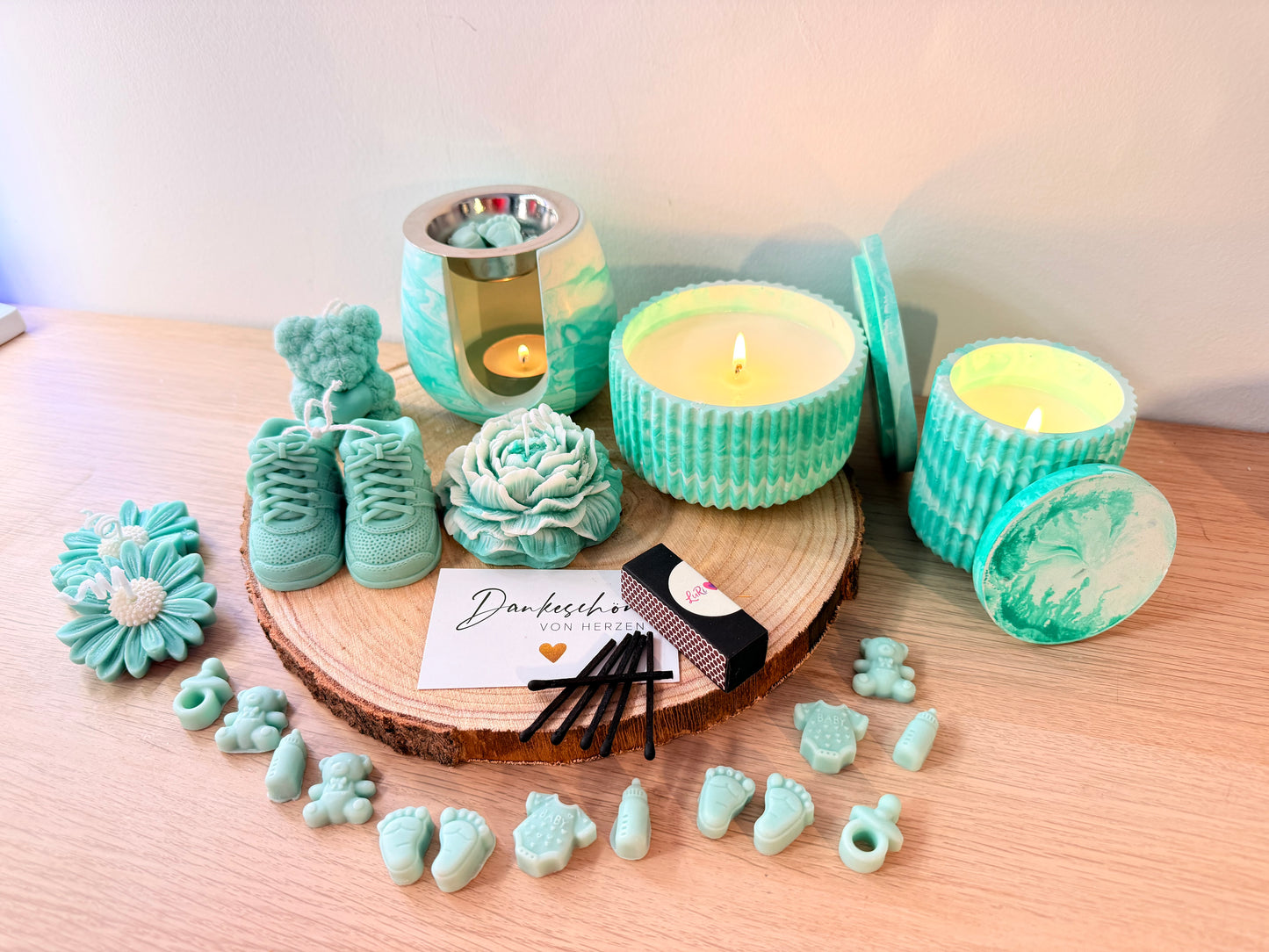 Geschenkbox Geburt- mit Duftwachsschmelzer, Duftkerzen und Dekokerzen, Duftmelts im Babydesign