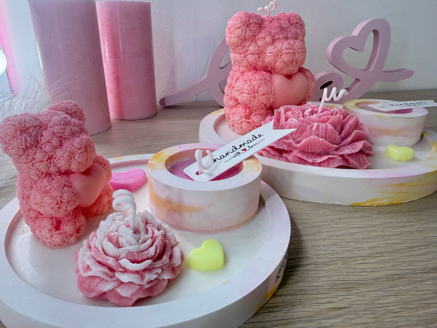 Handgegossenes Deko-Set mit Rosenbär & Blüten – romantisches Geschenk für besondere Anlässe – personalisierbares Geschenk – handgemacht, personalisierbar, hochwertige Deko