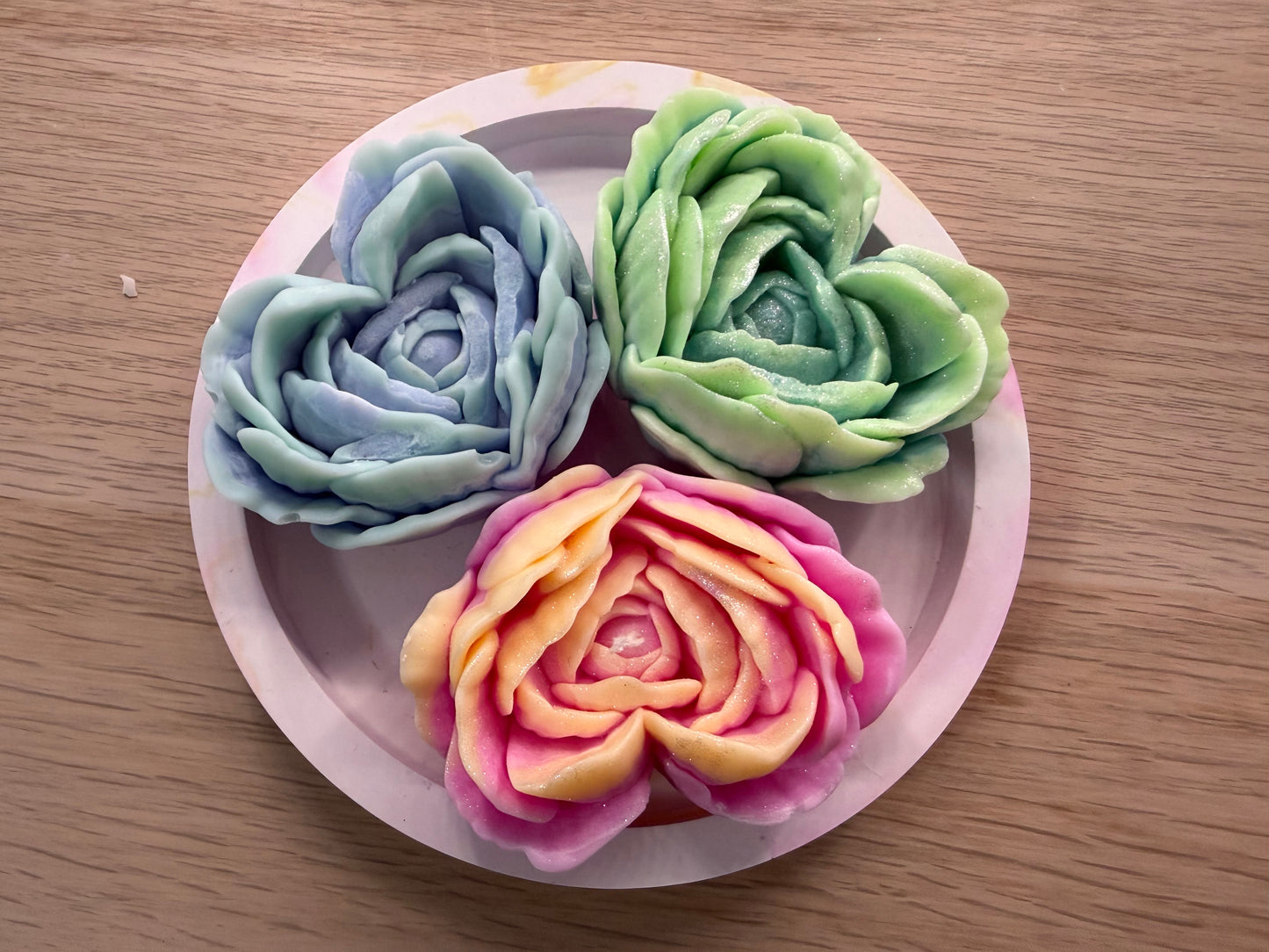 🌸 Handgemachte Blüten aus Wachs auf Gips-Tablett – Rosa, Blau & Mint – personalisierbares Geschenk – handgemacht, personalisierbar, hochwertige Deko