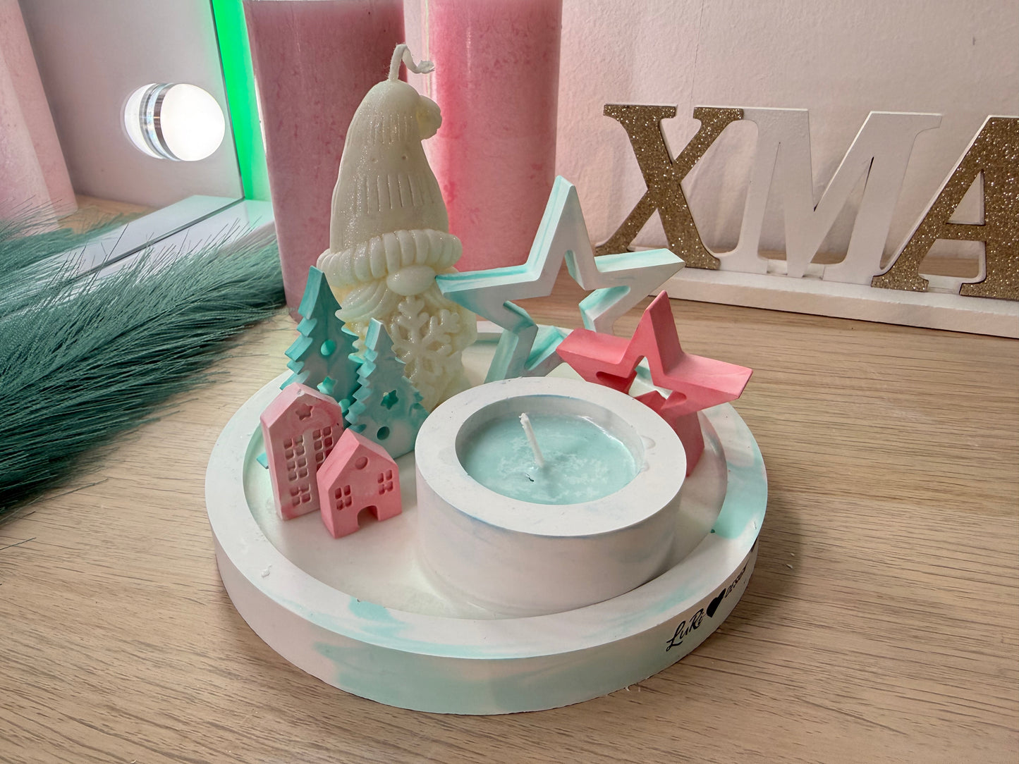 Handgegossenes Winter-Dekoarrangement in Pastell – moderne Geschenkidee für die Weihnachtszeit – personalisierbare Winterdekoration – handgemacht, personalisierbar, hochwertige Deko