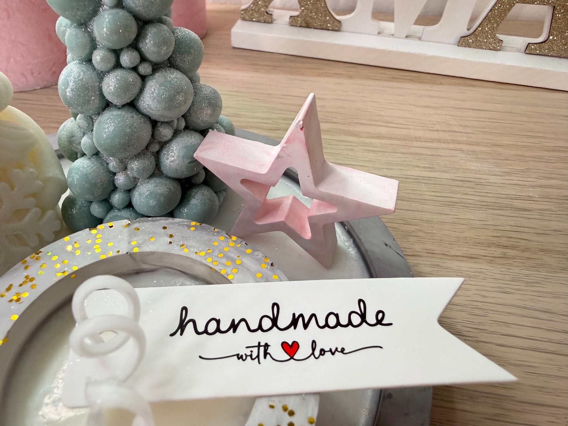 Handgegossenes Winter-Arrangement in Marmoroptik – stilvolle Geschenkidee zur Weihnachtszeit – personalisierbare Winterdekoration – handgemacht, personalisierbar, hochwertige Deko