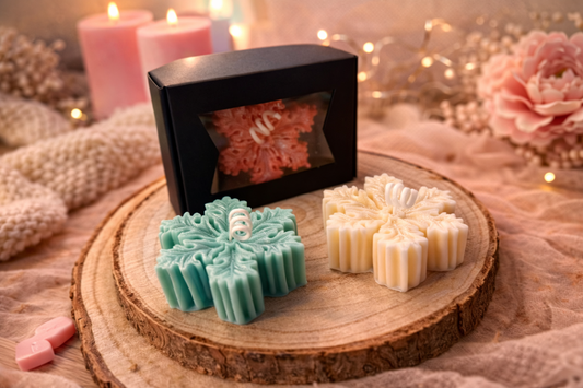 Handgemachte Schneeflocken Kerzen in Grün und Creme mit Geschenkbox im romantischen Lifestyle Stil