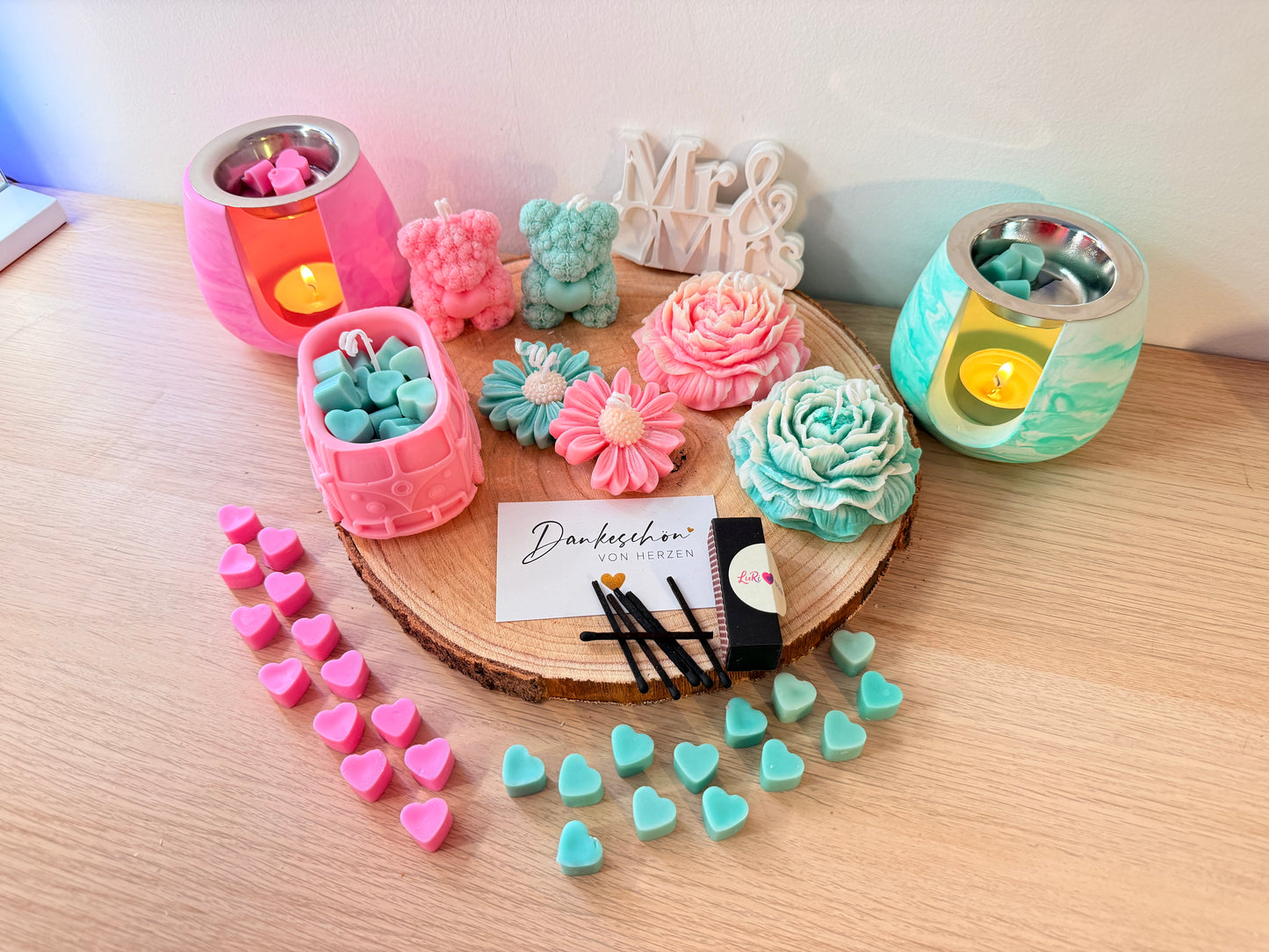 Handgemachtes Kerzen Arrangement mit rosa und mintfarbenen Duftkerzen, Herz-Wax-Melts und dekorativem Holztablett im gemütlichen Wohnstil