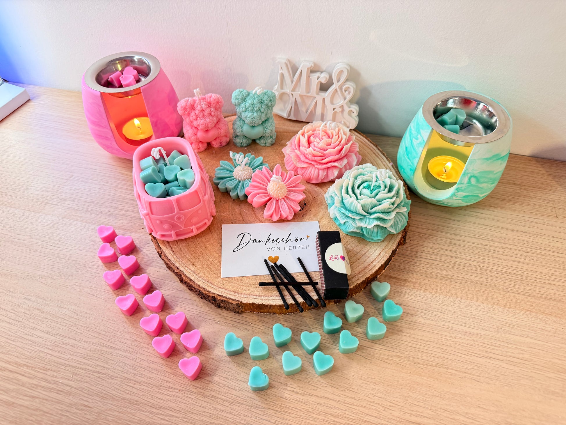 Handgemachtes Kerzen Arrangement mit rosa und mintfarbenen Duftkerzen, Herz-Wax-Melts und dekorativem Holztablett im gemütlichen Wohnstil