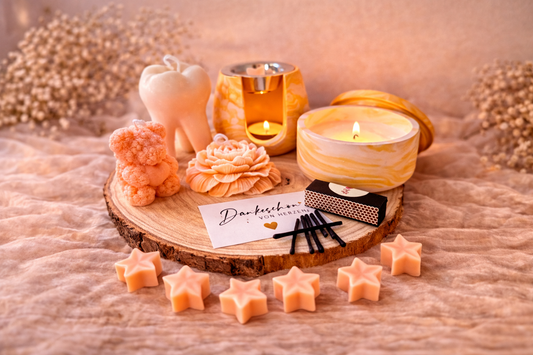 Kerzen Geschenkset in Pfirsich und Creme mit Duftkerzen, Teddybär und Blütenkerze im romantischen Lifestyle Stil - Zahnkerze 