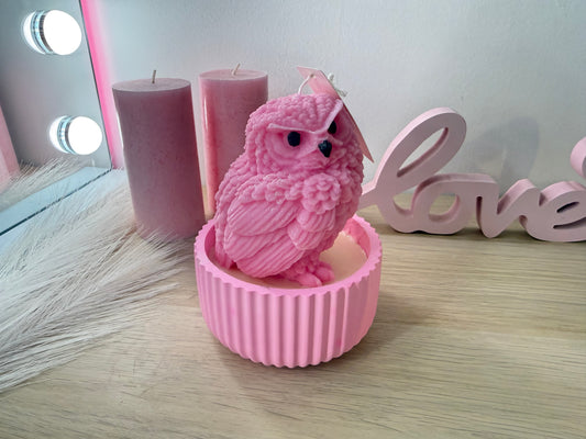 Rosa Eulenkerze aus Sojawachs in passender Rillen-Gipsschale als modernes Deko-Set.