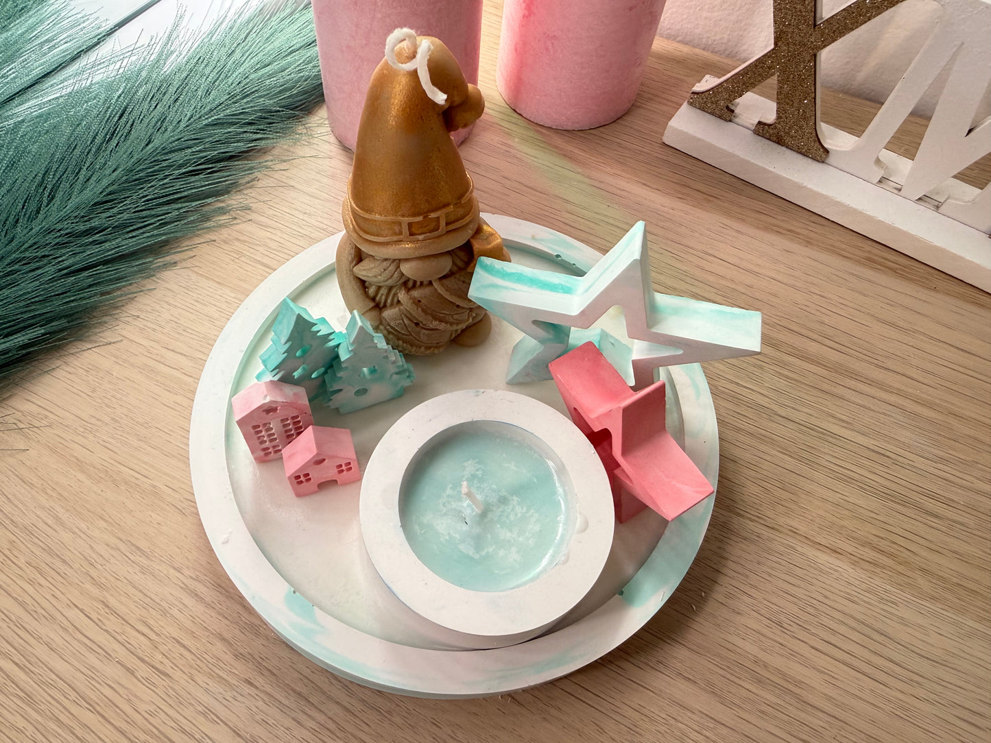 Handgegossenes Winter-Dekoarrangement in Pastell – moderne Geschenkidee für die Weihnachtszeit – personalisierbare Winterdekoration – handgemacht, personalisierbar, hochwertige Deko