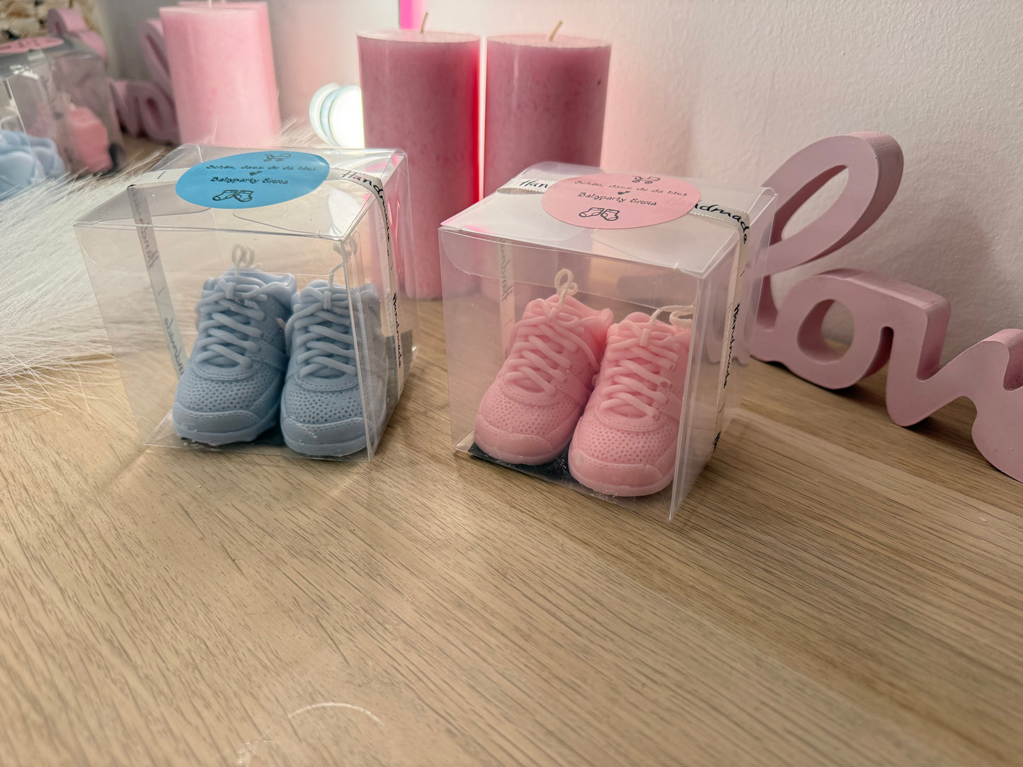 Baby Party Gastgeschenk – Babyschuhe in Geschenkbox mit personalisiertem Sticker