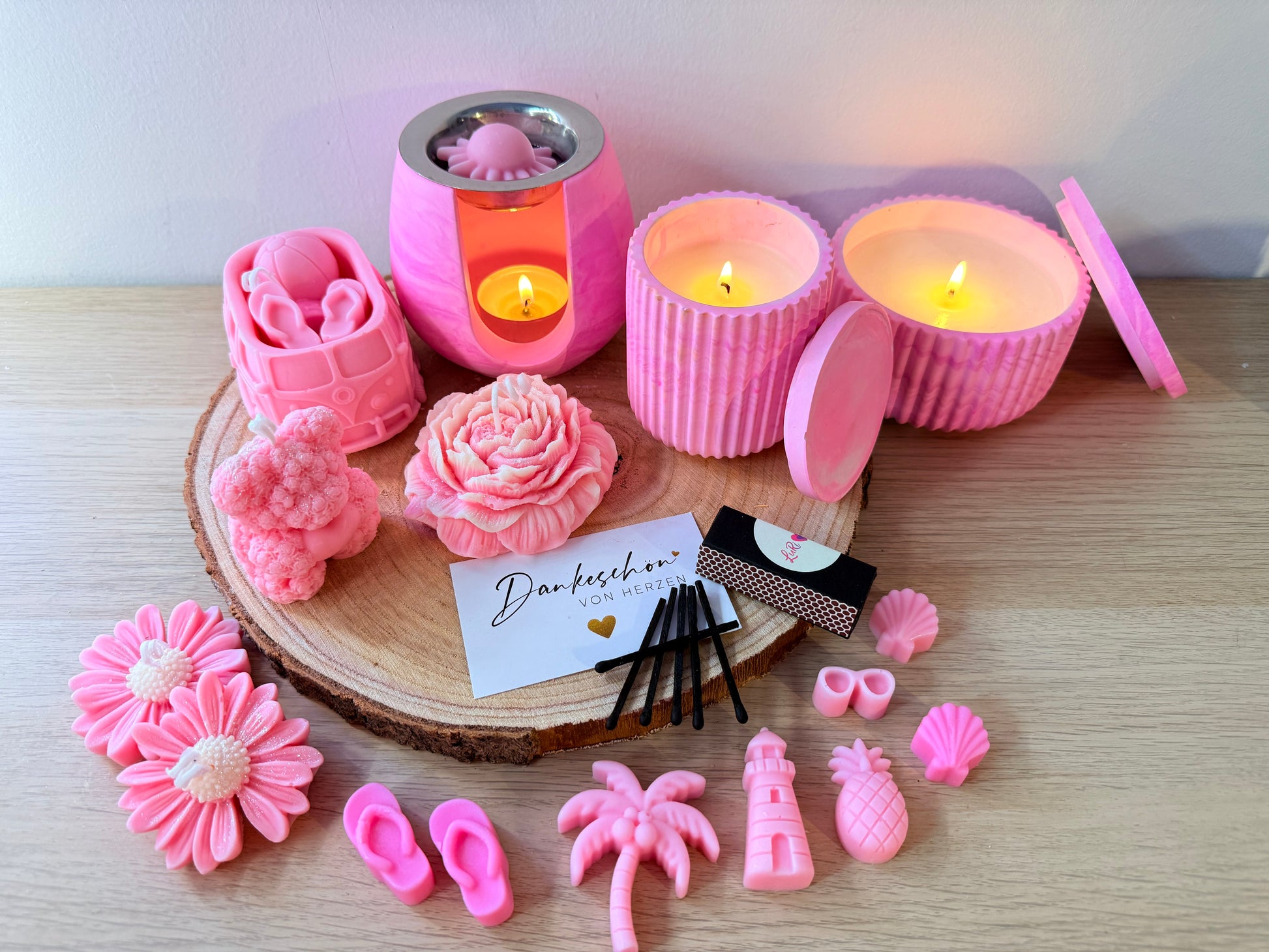 Liebevoll dekoriertes Kerzen Set mit Duftkerzen, Wax Melts und Dankeskarte im romantischen Lifestyle Stil für Geschenk, Deko und Wohlfühlmomente