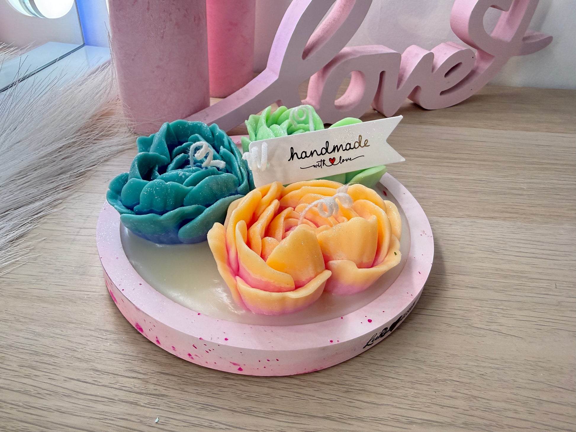 🌸 Handgemachte Blüten aus Wachs auf Gips-Tablett – Rosa, Blau & Mint – personalisierbares Geschenk – handgemacht, personalisierbar, hochwertige Deko