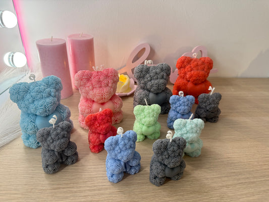 Handgefertigter Rosen-Teddy aus Sojawachs – 5,5 cm hoch, 5 cm breit – dekorative Mini-Figur