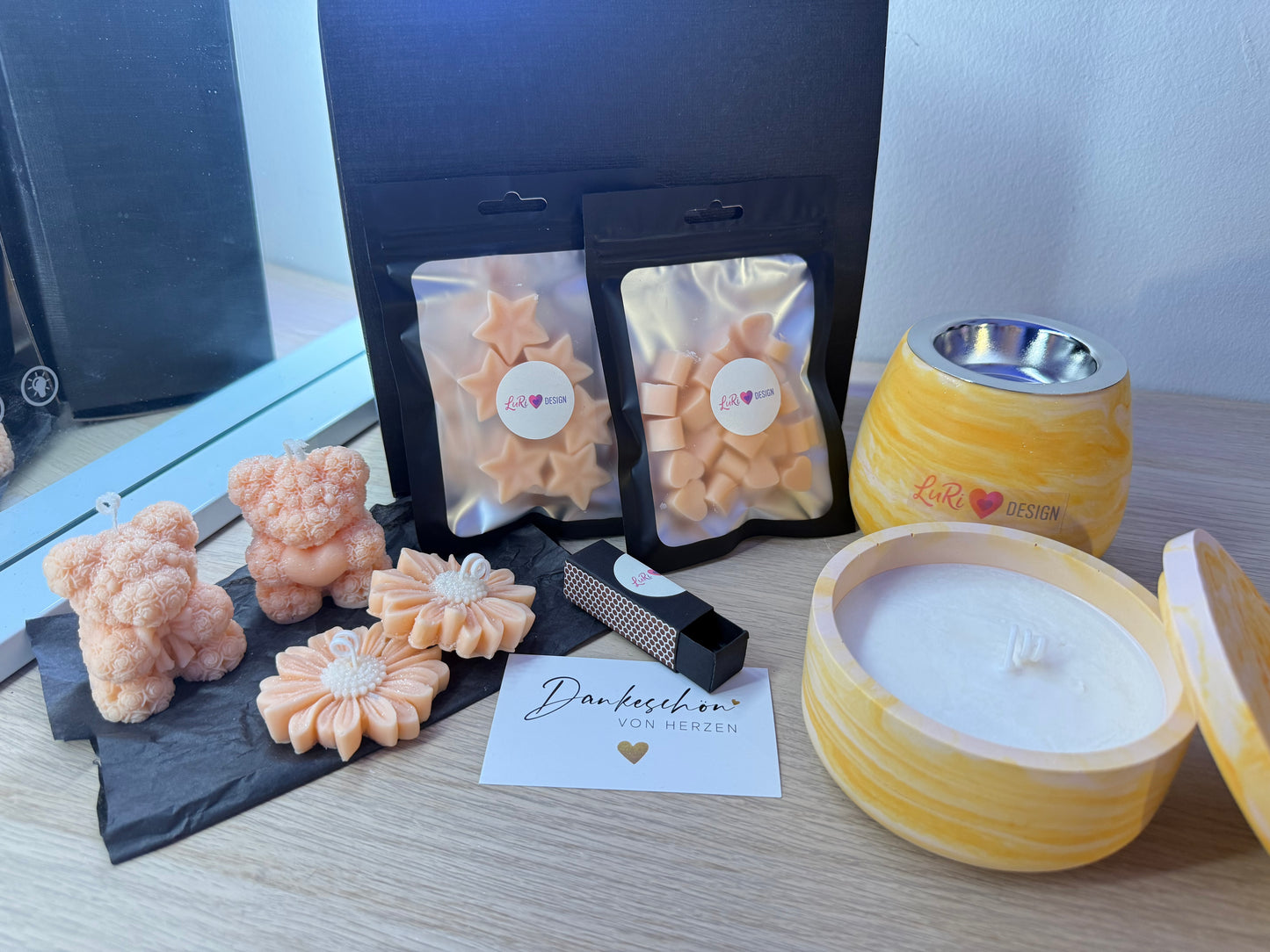 Orangefarbene Duftkerze mit Deckel aus Keramik – handgefertigt, Teil der Teddy-Geschenkbox, ideal als Geschenk für besondere Anlässe