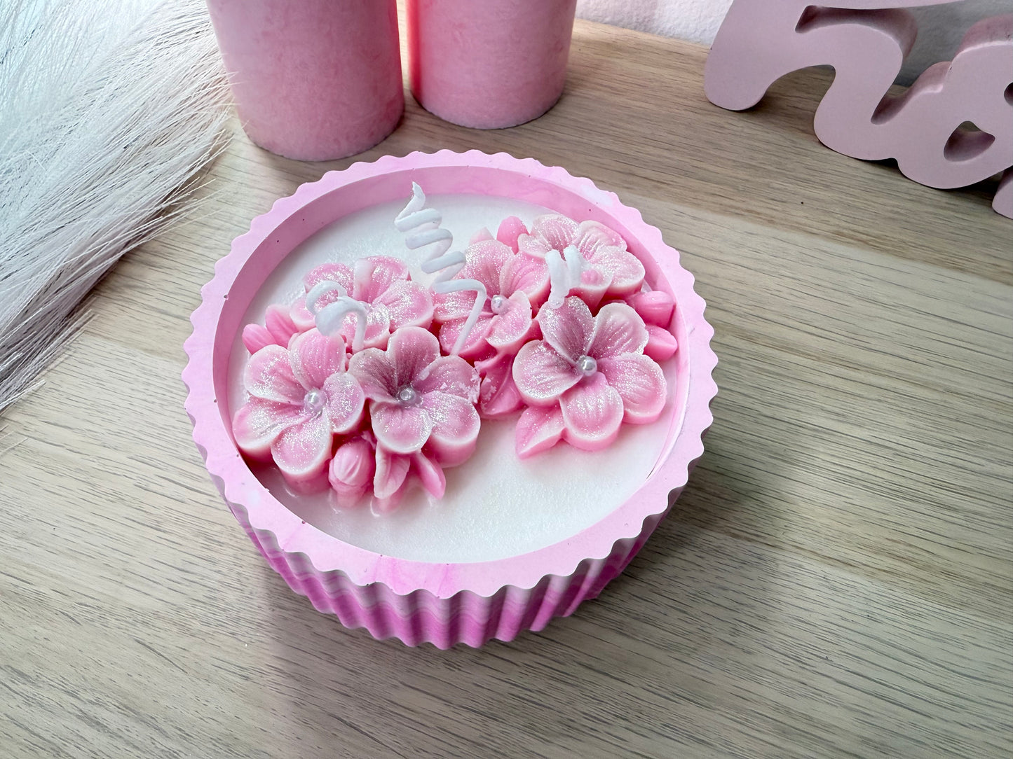 Handgegossene Blütenkerze in Rosé – moderne Deko & besondere Geschenkidee – personalisierbares Geschenk