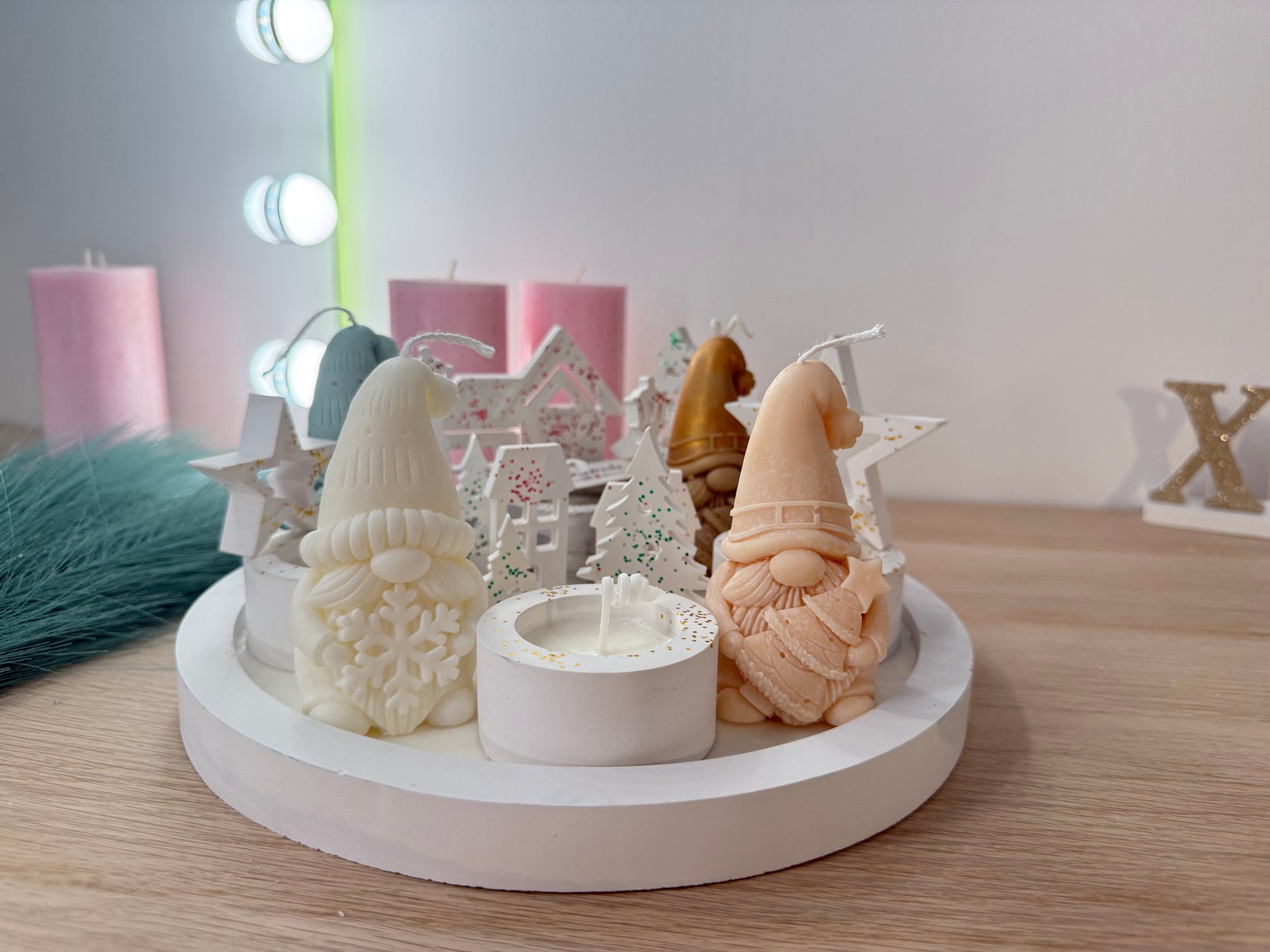 Handgegossenes Winter-Dekoarrangement mit Wichteln – modernes Weihnachtsdesign für Zuhause – personalisierbare Winterdekoration – handgemacht, personalisierbar, hochwertige Deko