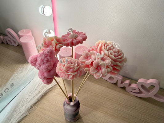 Handgegossenes Kerzen-Gesteck mit rosa Blüten, Teddy-Kerze und kleinen Deko-Blüten