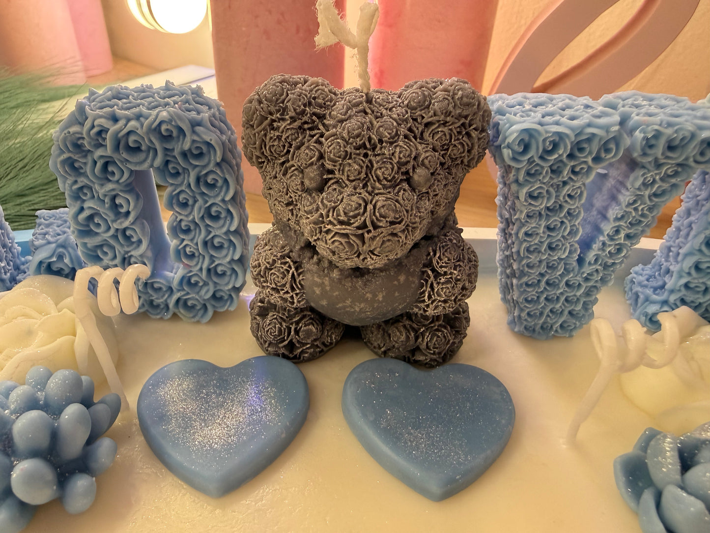 Handgegossenes LOVE-Dekoarrangement XXL in Blau-Weiß – stilvolle Geschenkidee für romantische Anlässe – personalisierbares Geschenk