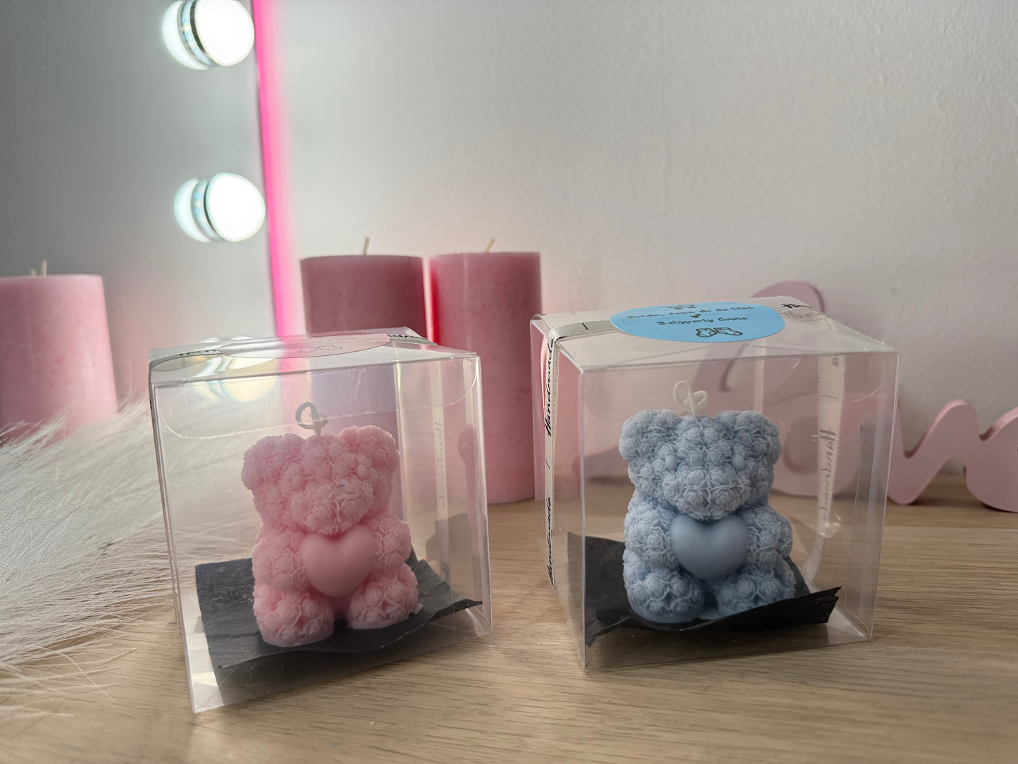 Baby Party Gastgeschenk – Teddy Kerze mit personalisiertem Sticker