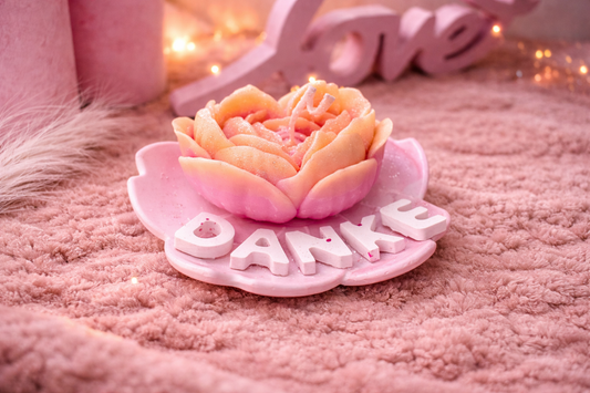 Handgemachte Blütenkerze in Rosa und Apricot auf weichem Stoff, dekoriert mit „Danke“ Schriftzug – romantisches Geschenk für besondere Anlässe
