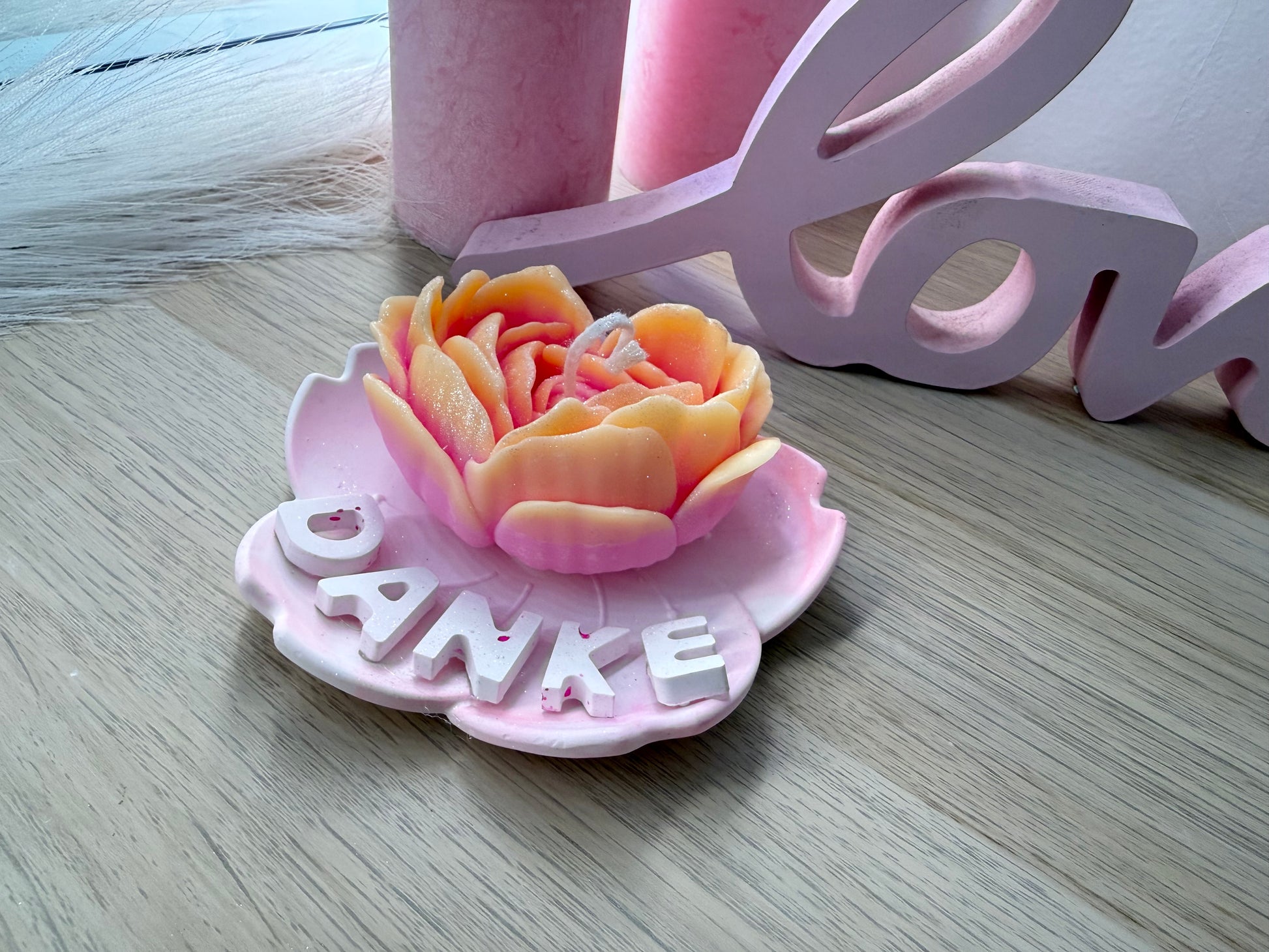 Handgegossene Blütenkerze als besonderes Dankeschön – edles Geschenk in Rosa & Apricot – personalisierbares Geschenk – handgemacht, personalisierbar, hochwertige Deko