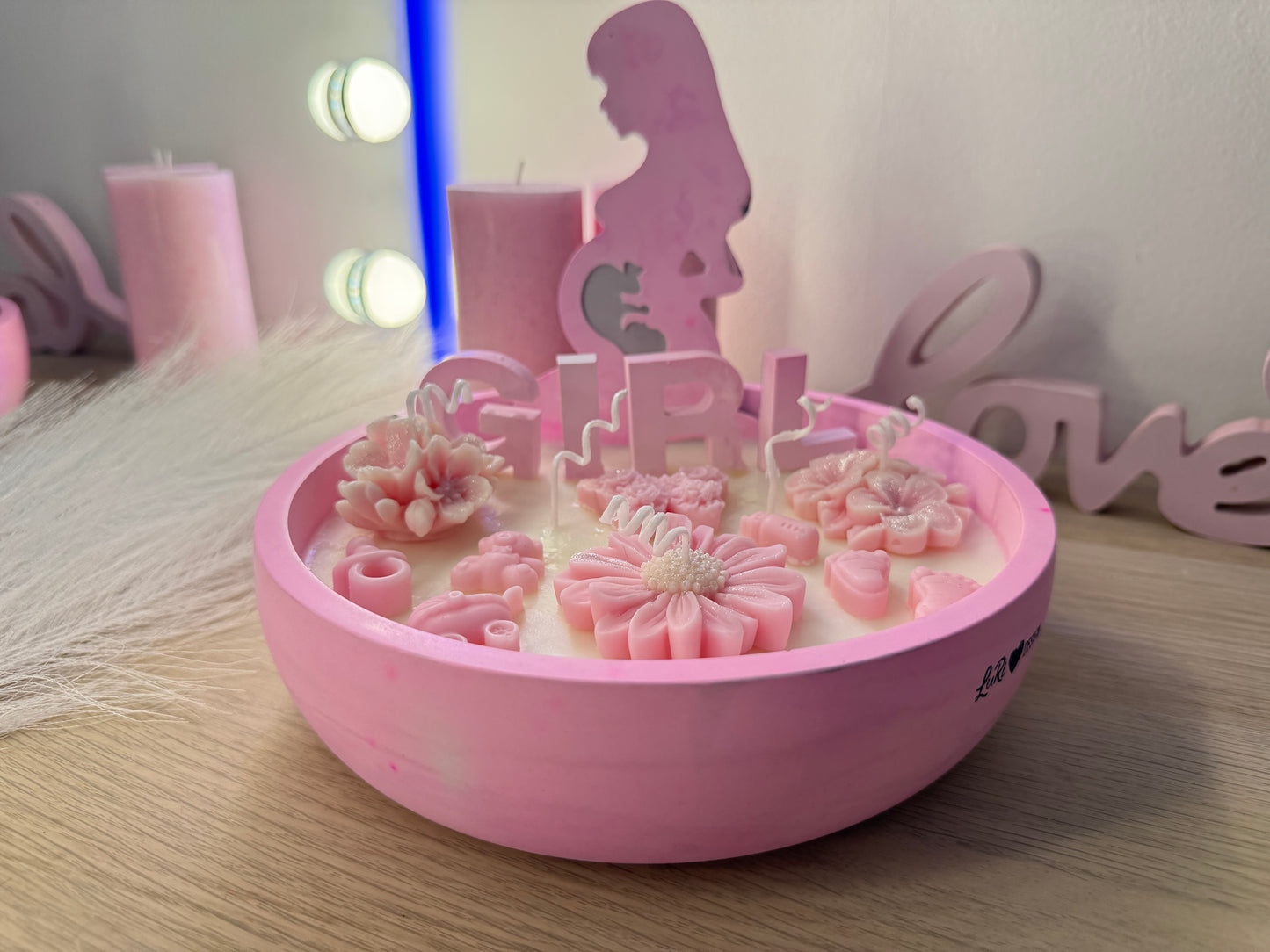 Detailansicht Baby Kerzenschale mit Blumen und Baby Motiven, handgemachte Dekoration zur Babyshower
