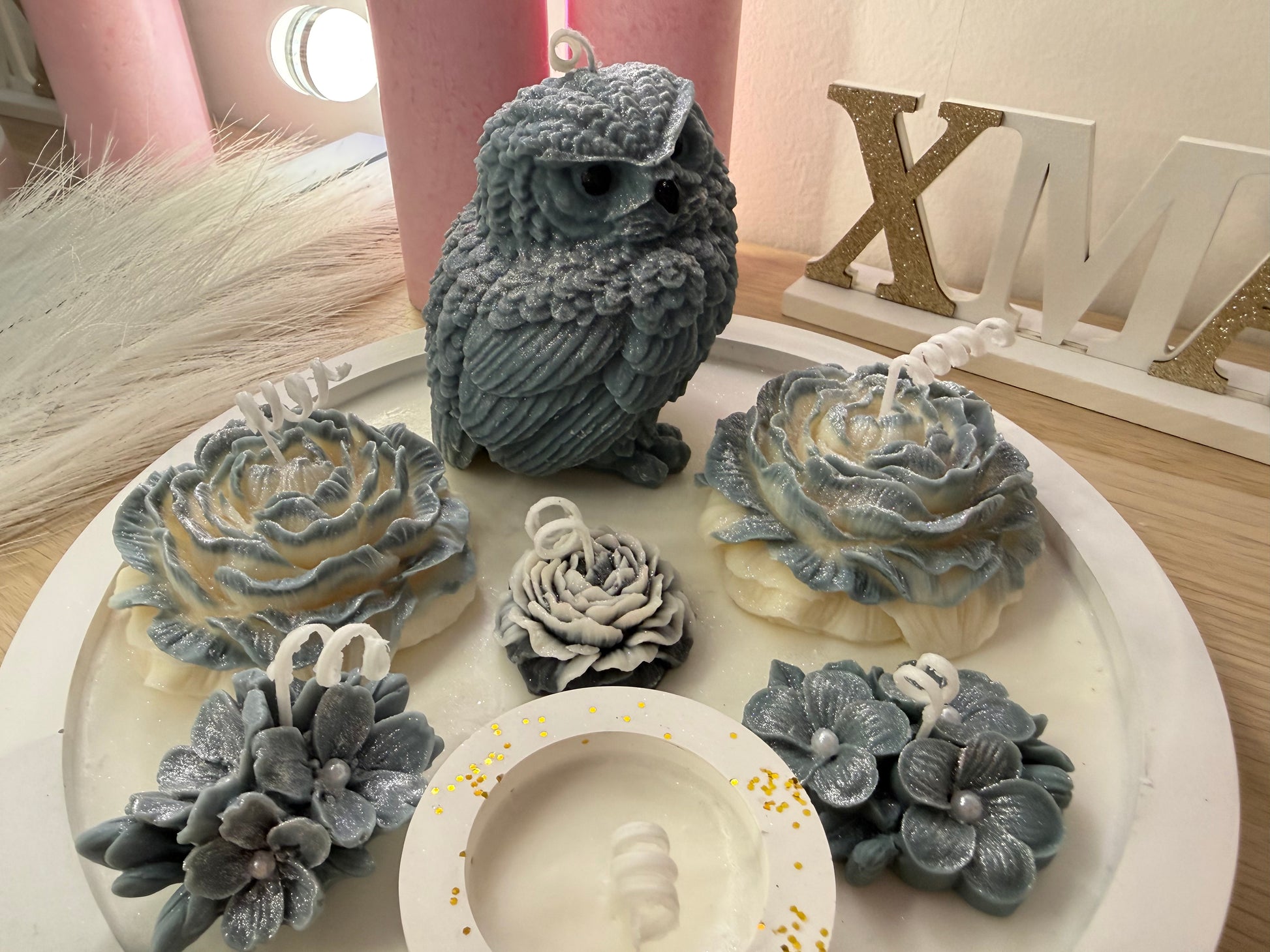 Eulen-Deko mit Blüten, Perlen und Glitzer, Handmade Tablett, personalisierbar.