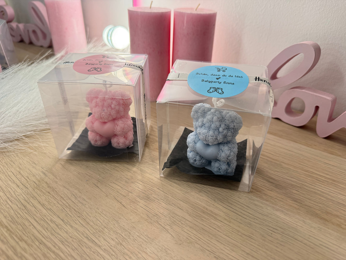 Baby Party Gastgeschenk – Teddy Kerze mit personalisiertem Sticker