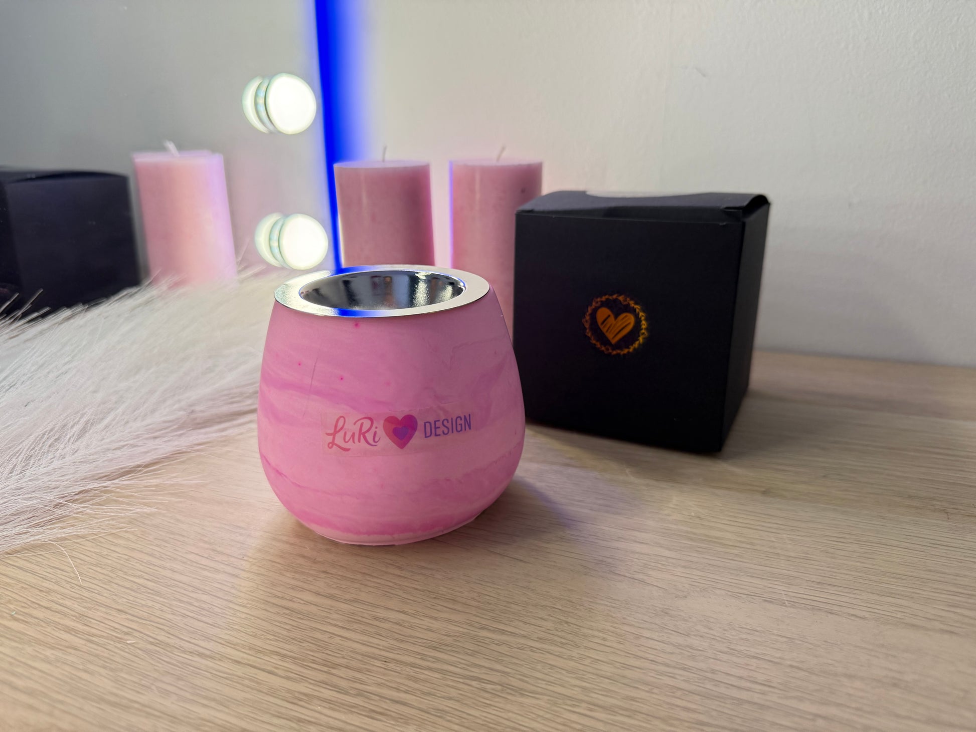 Dekorativer Duftlampen Halter mit Kerzenlicht und Geschenkverpackung im romantischen Geschenkstil