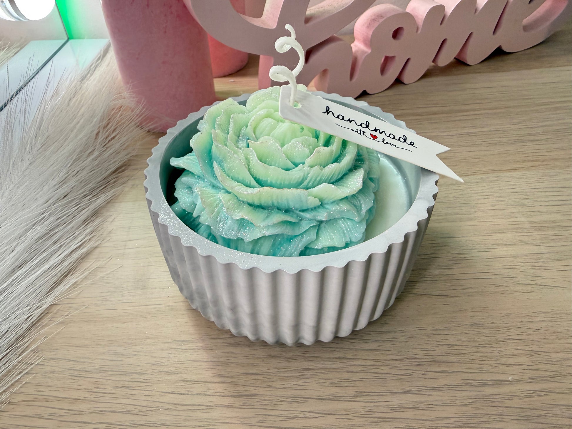 Blütenkerze in geriffelter Gipsform – handgegossen, vegan & individuell im Farbton wählbar – personalisierbares Geschenk – handgemacht, personalisierbar, hochwertige Deko