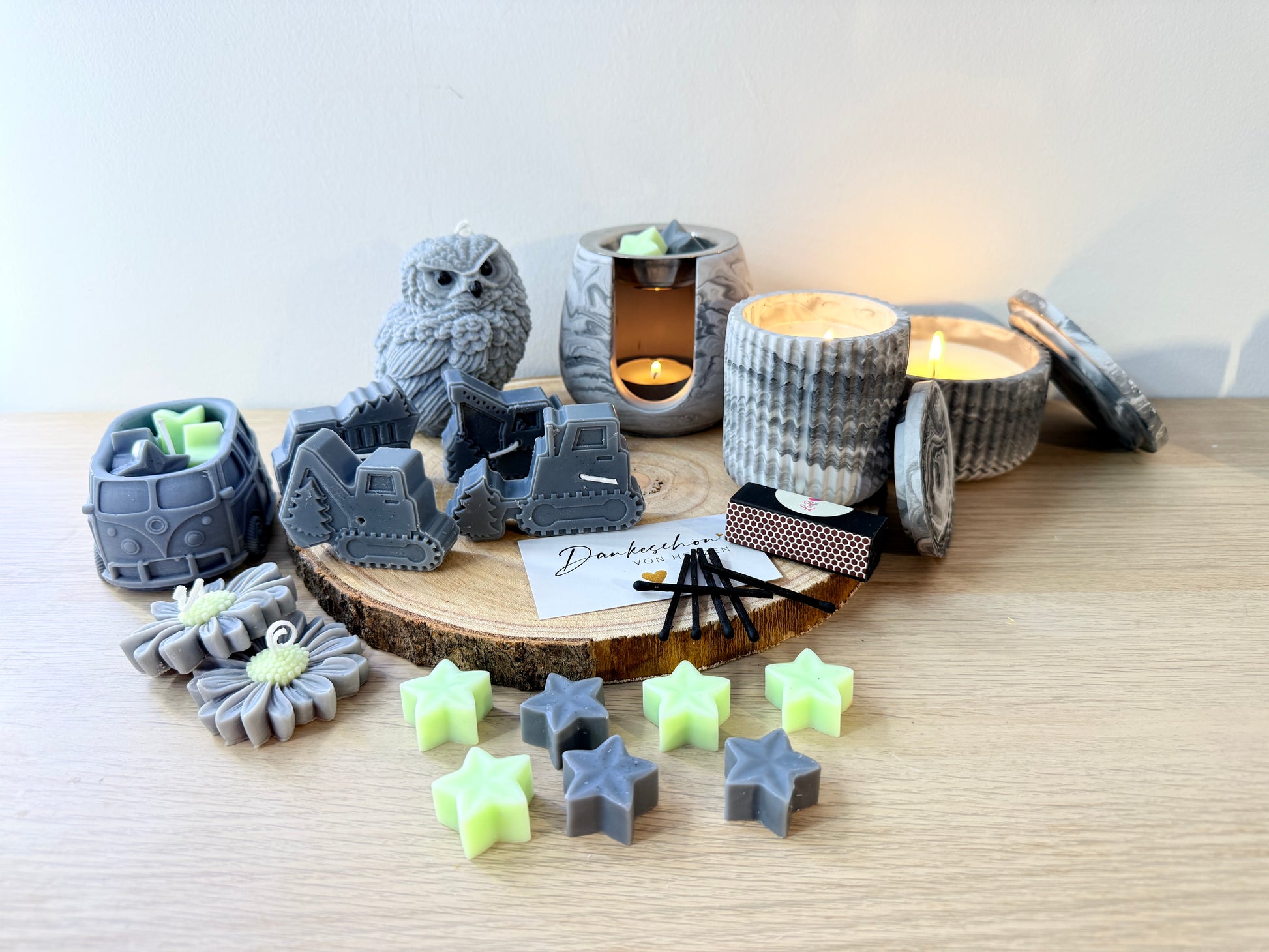 Dekoratives Kerzen Set mit Baustellen Figuren, Duftkerzen und Wax Melts auf Holztablett im modernen Geschenkstil