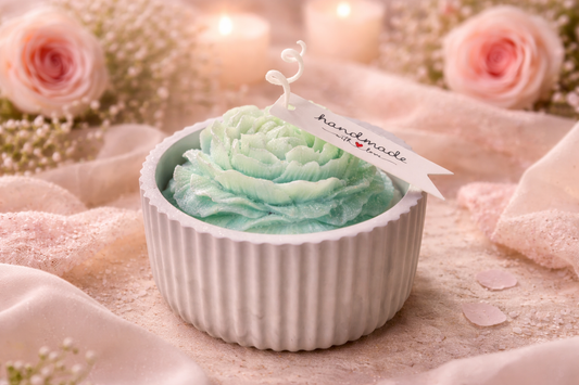 Handgemachte Blütenkerze im Keramikschälchen in Mintgrün – romantische Deko Kerze als Geschenkidee für Hochzeit, Geburtstag oder besondere Anlässe