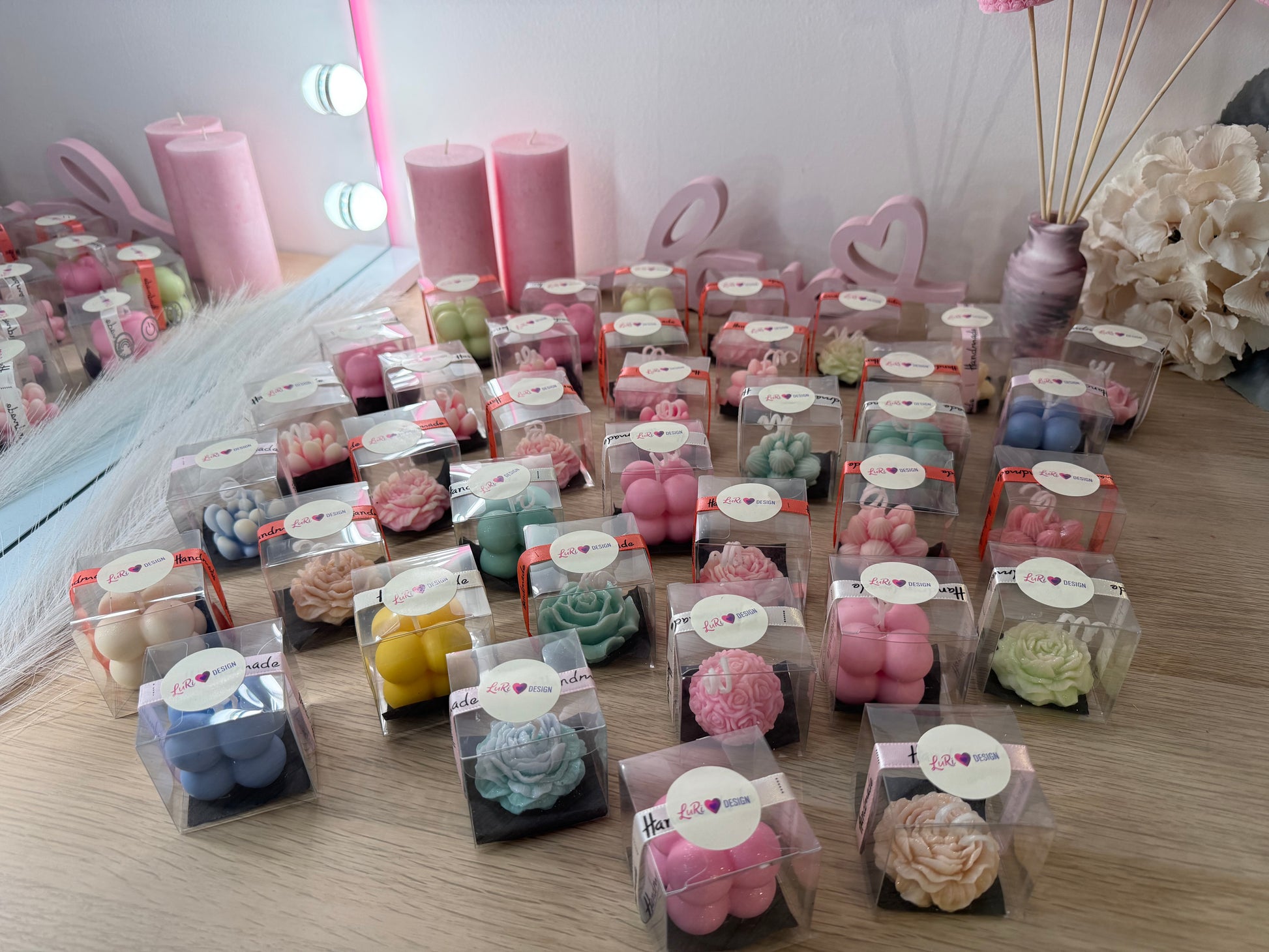 Kleine Blüte in Geschenkbox mit LuRi-Design-Sticker