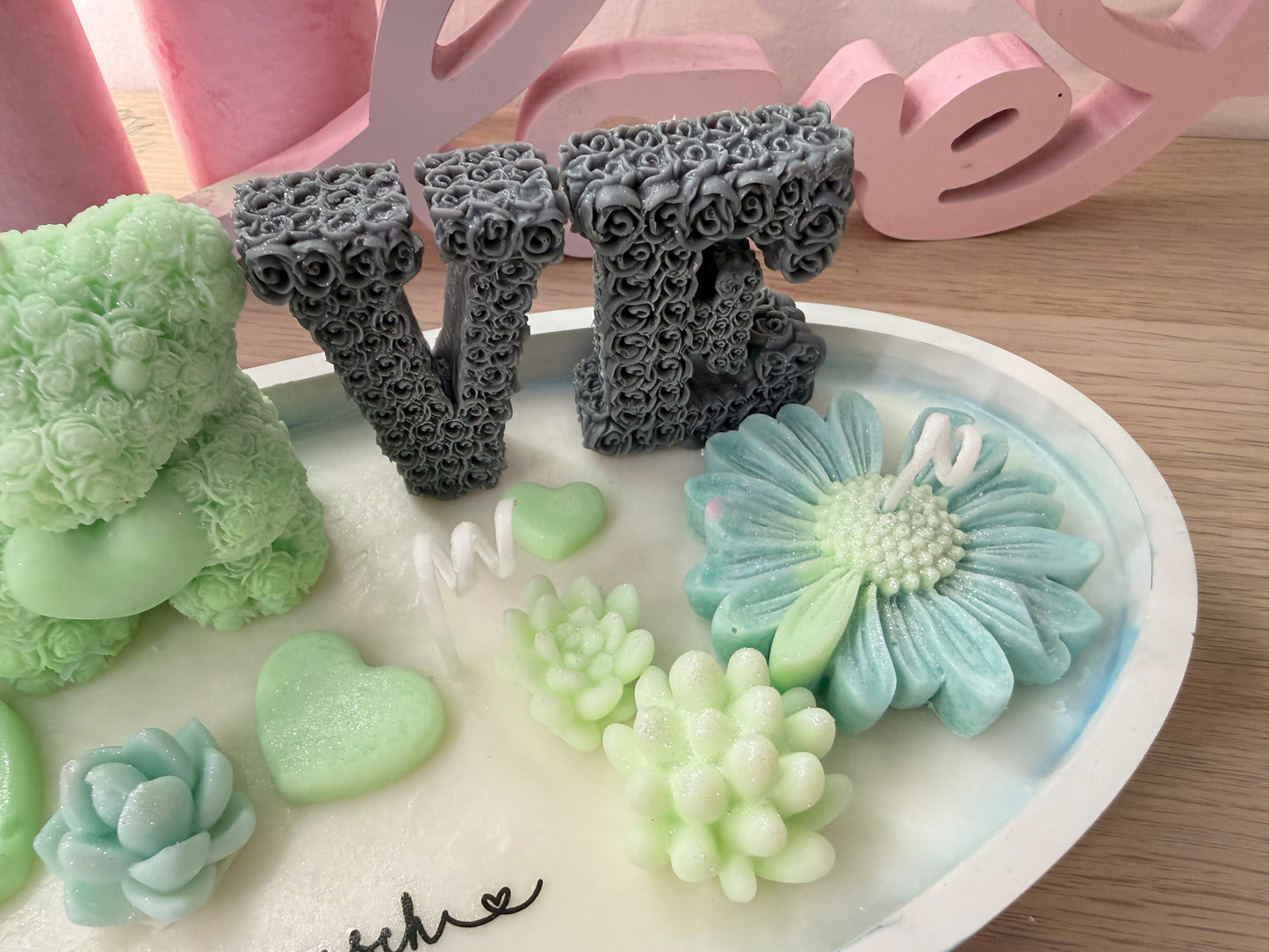 Handgegossenes LOVE-Dekoarrangement in Mint & Anthrazit – modernes Geschenk für besondere Momente – personalisierbares Geschenk – handgemacht, personalisierbar, hochwertige Deko