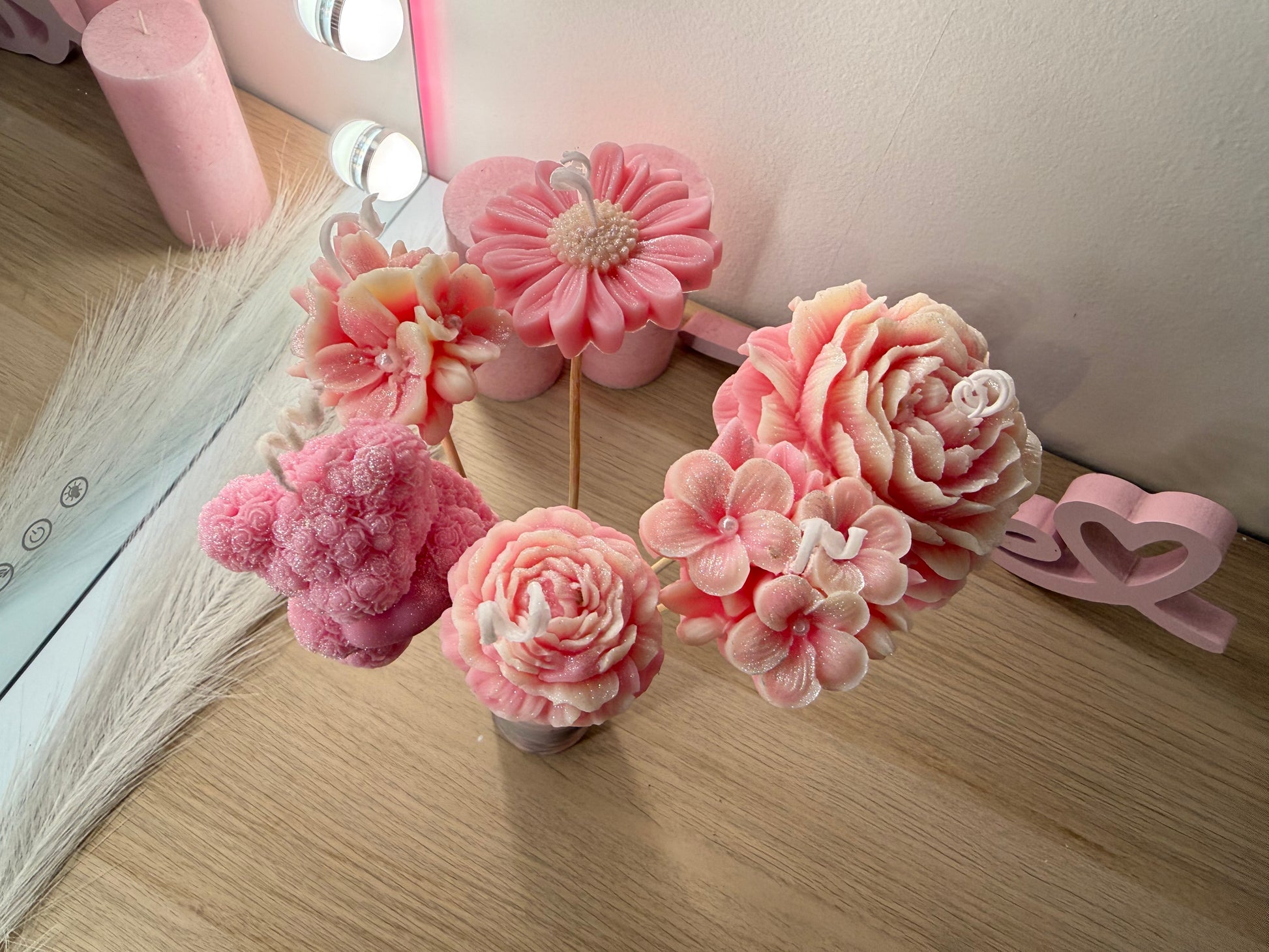 Rosa Teddy-Kerze mit Glitter-Finish als Deko oder Geschenk