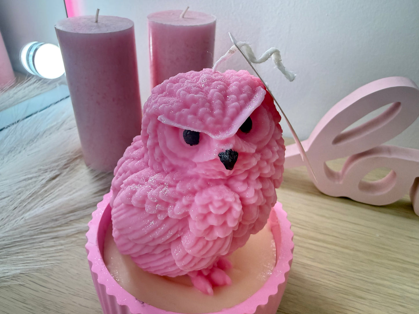 Handgefertigte Eulenkerze in passender Rillenschale – modernes Design aus Sojawachs & Gips