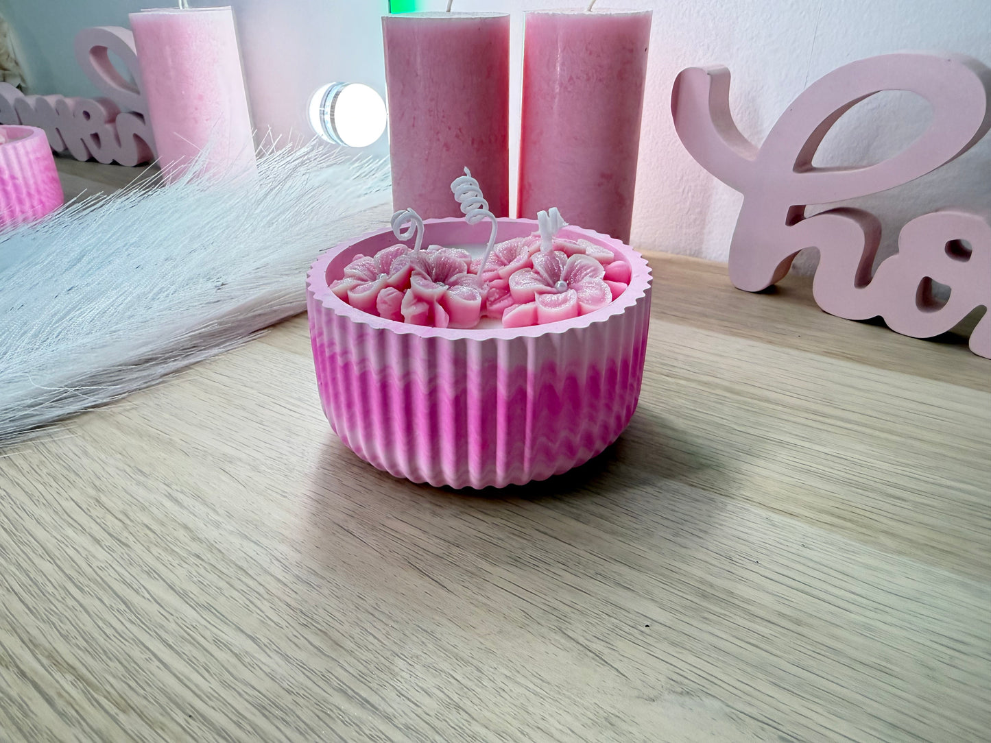 Handgegossene Blütenkerze in Rosé – moderne Deko & besondere Geschenkidee – personalisierbares Geschenk