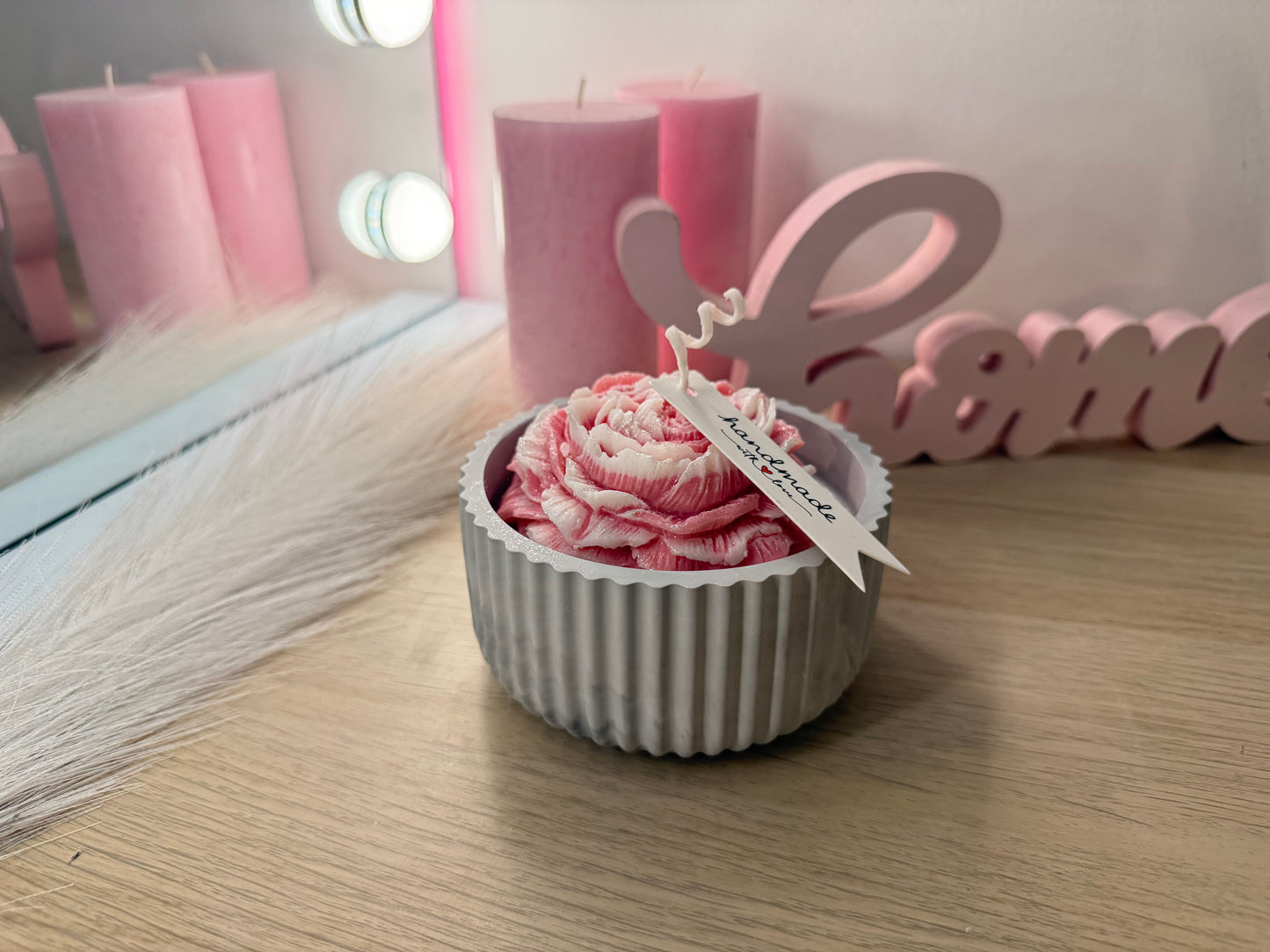 Blütenkerze in geriffelter Gipsform – handgegossen, vegan & individuell im Farbton wählbar – personalisierbares Geschenk – handgemacht, personalisierbar, hochwertige Deko