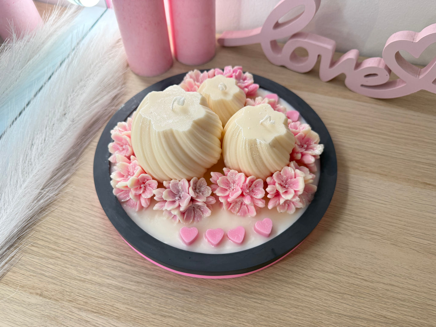 Nahaufnahme der drei cremefarbenen Kerzen auf der Dekoschale, Textur mit feinen Linien und dezentem Schimmer.