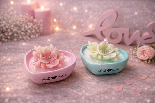 Handgemachte Herz Kerzen im Keramikschälchen mit Blütenmotiv im romantischen Lifestyle Stil, liebevolle Geschenkidee für Valentinstag, Hochzeit oder kleine Aufmerksamkeit