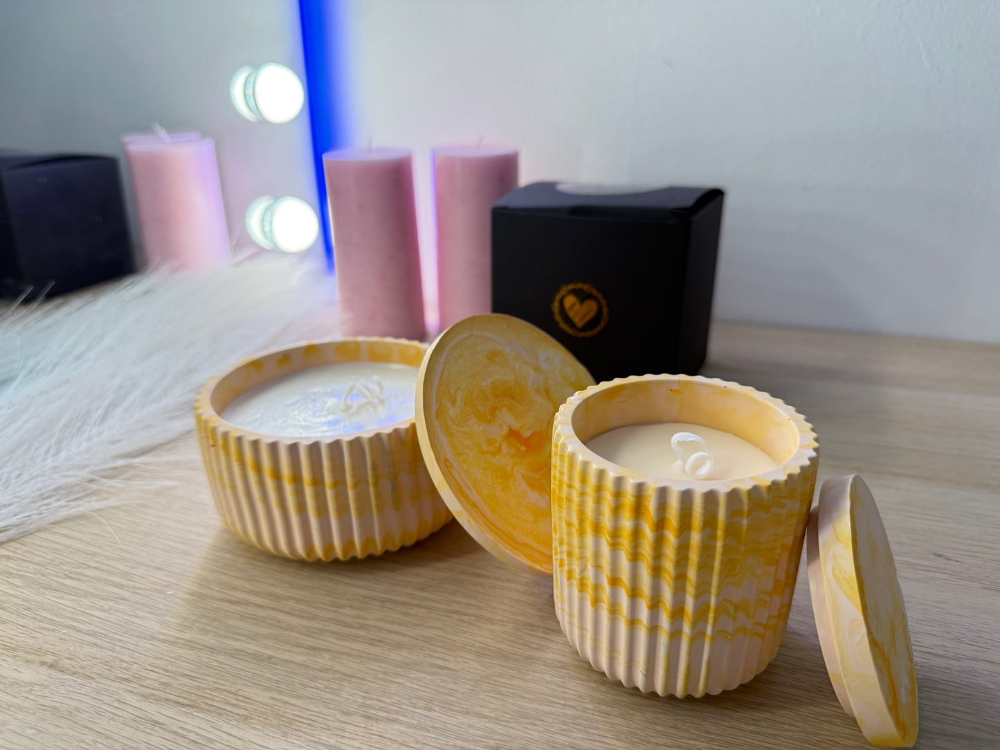 Stilvolle Duftkerzen in dekorativen Gefäßen als besondere Geschenkidee für Hochzeit, Geburtstag oder Valentinstag