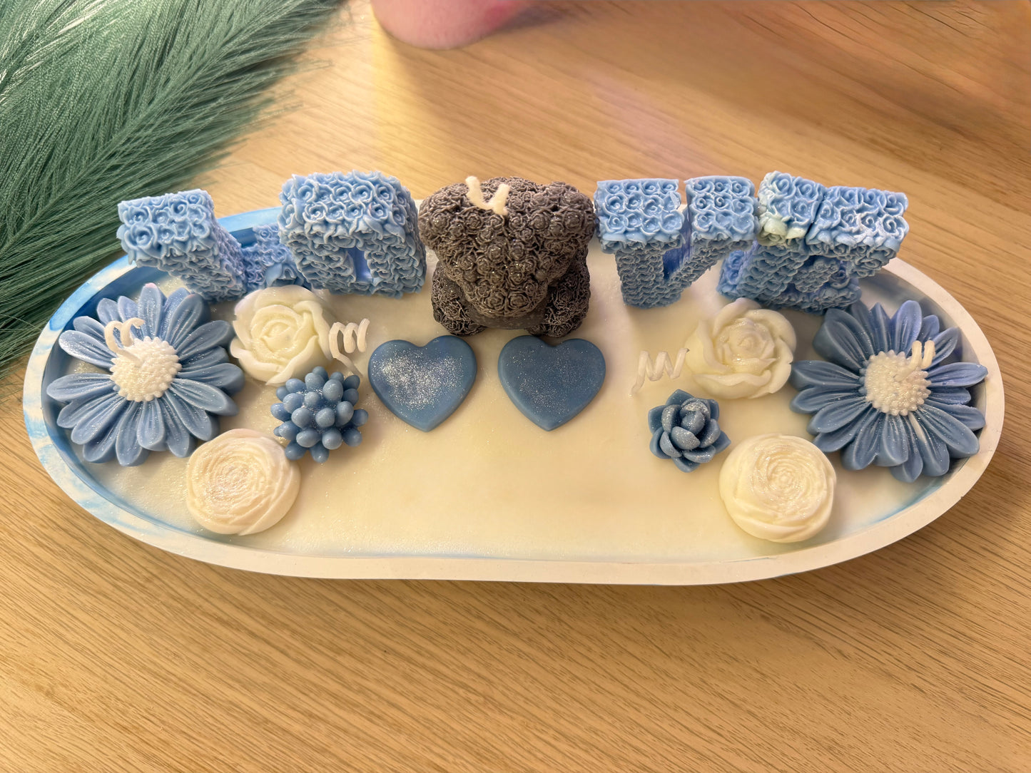 Handgegossenes LOVE-Dekoarrangement XXL in Blau-Weiß – stilvolle Geschenkidee für romantische Anlässe – personalisierbares Geschenk