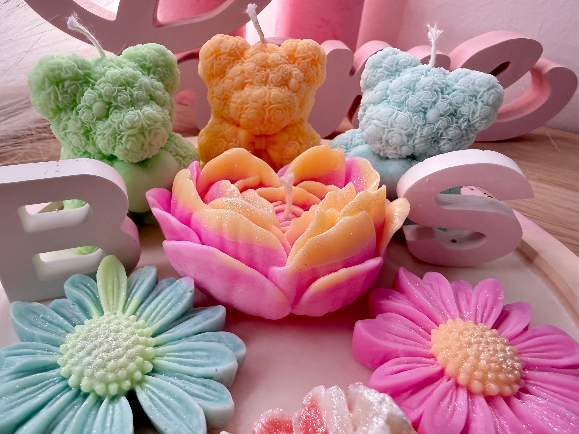 Handgemachte Deko-Kerzen – moderne Blumen & Bären | Geschenkidee für Hochzeit, Pärchen & Jubiläum – personalisierbares Geschenk – handgemacht, personalisierbar, hochwertige Deko