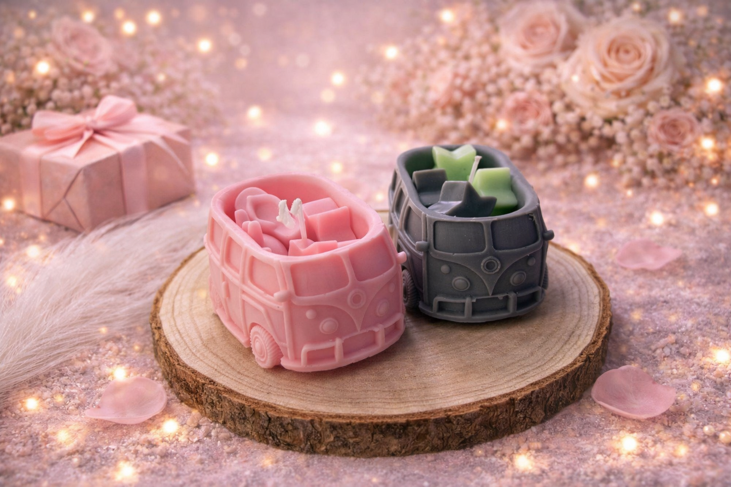 Handgemachte Kerzen in Busform in Rosa und Grau auf Holztablett im romantischen Geschenkstil dekoriert