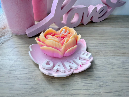 Handgegossene Blütenkerze als besonderes Dankeschön – edles Geschenk in Rosa & Apricot – personalisierbares Geschenk – handgemacht, personalisierbar, hochwertige Deko