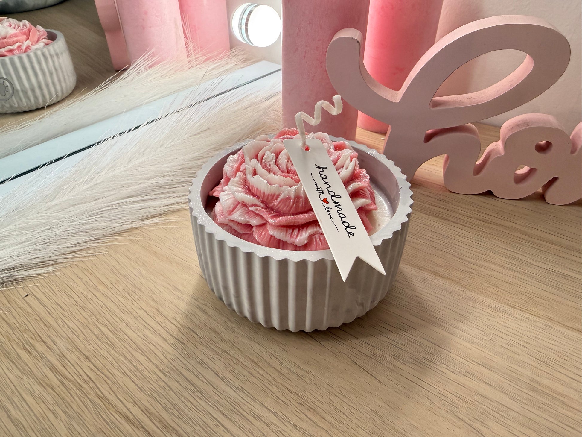 Blütenkerze in geriffelter Gipsform – handgegossen, vegan & individuell im Farbton wählbar – personalisierbares Geschenk – handgemacht, personalisierbar, hochwertige Deko