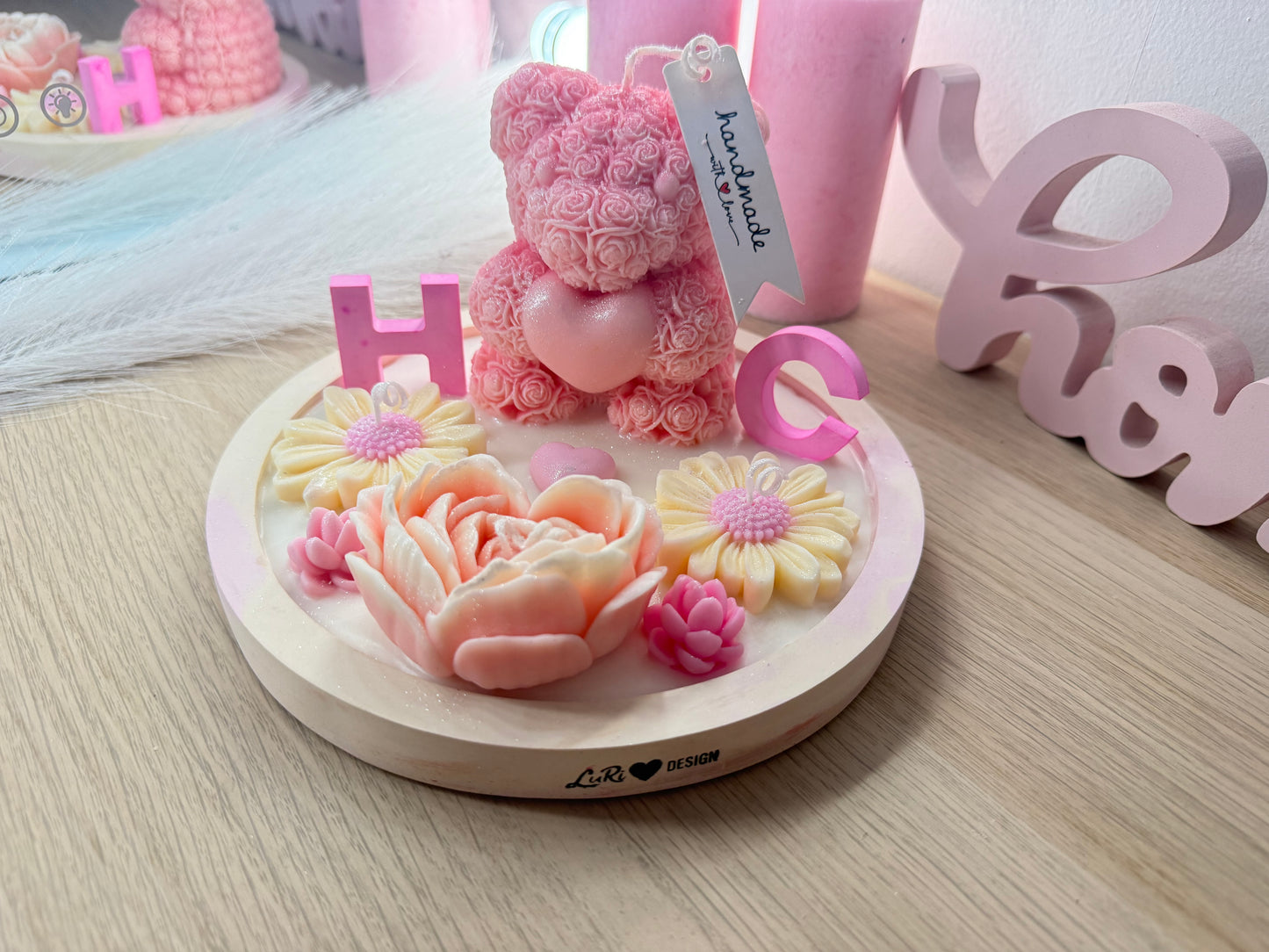 Großer Teddy aus Kerzenwachs in dekorativer Schale, handgemachte Teddy Kerze mit Herz