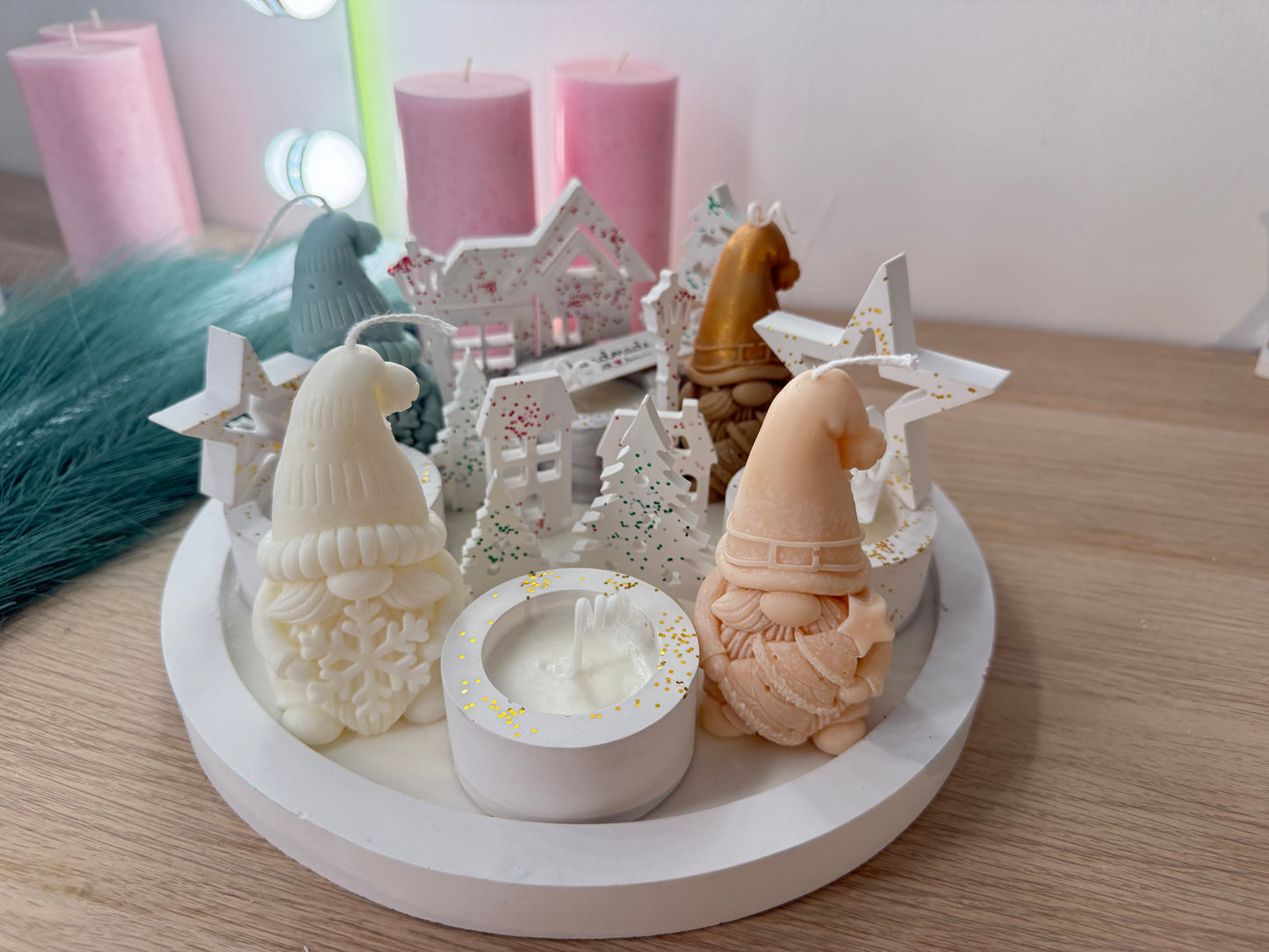 Handgegossenes Winter-Dekoarrangement mit Wichteln – modernes Weihnachtsdesign für Zuhause – personalisierbare Winterdekoration – handgemacht, personalisierbar, hochwertige Deko