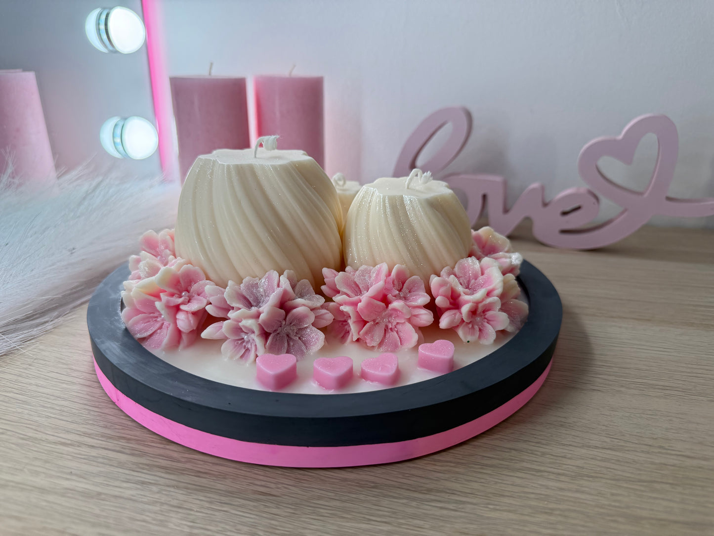 Handgemachte Kerzen-Deko-Schale arrangiert auf Holztisch vor rosa Hintergrund – elegantes Geschenk für Hochzeit oder besondere Anlässe.