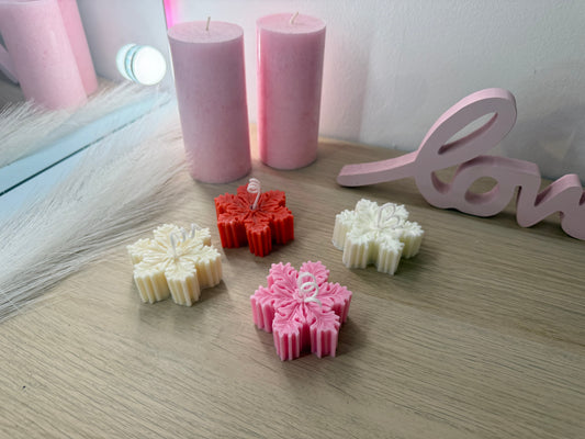 Handgefertigter Schneestern aus Sojawachs – 6 cm – dekorative Winterkerze mit Geschenkverpackung