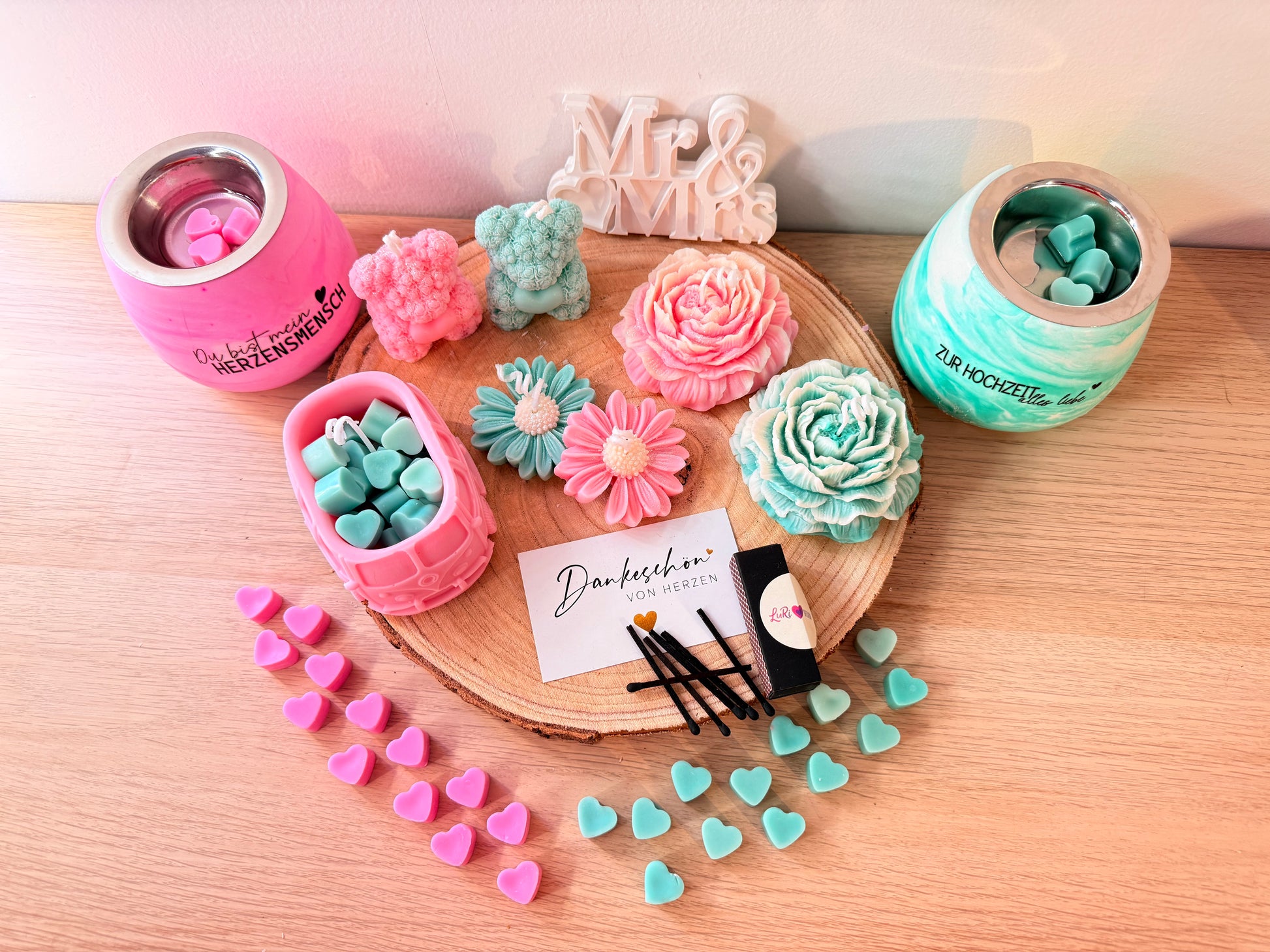 Liebevoll gestaltetes Kerzen Set mit Bus-Waxmelter, Blütenkerzen und Herzformen als Geschenk für Hochzeit, Geburtstag oder Valentinstag