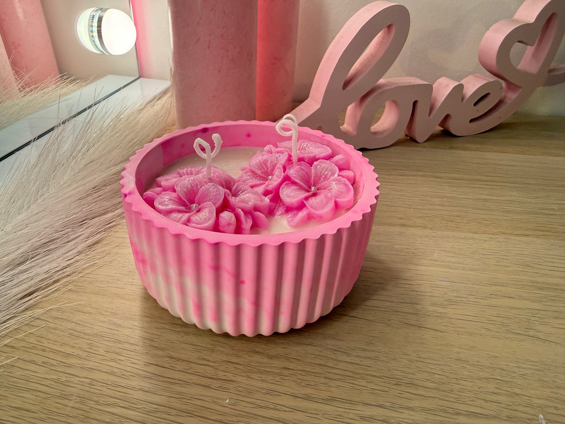 Handgegossene Blütenkerze in Rosé – moderne Deko & besondere Geschenkidee – personalisierbares Geschenk – handgemacht, personalisierbar, hochwertige Deko